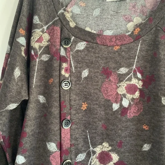 🤩3 for $15 SALE🤩 Maurices Gray Floral Print Top - Picture 2 of 7